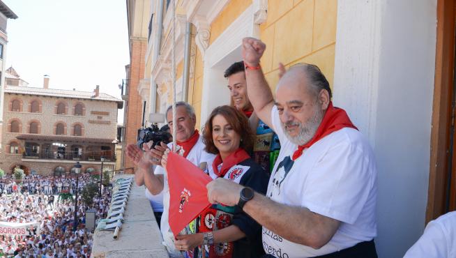 La alcaldesa, junto al edil Javier Domingo y los peñistas Nácher y Osorio, muestra el pañuelo.