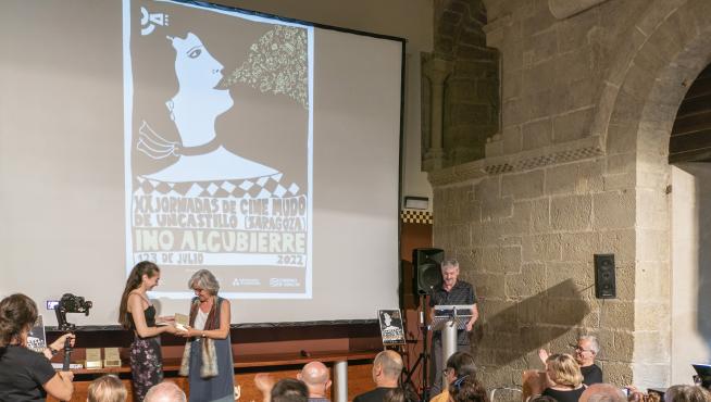La actriz y cineasta Laura Torrijos, que dará vida a Ino Alcubierre en el cine, le da a su nieta una Bocina de piedra de las Jornadas de Cine Mudo de Uncastillo.