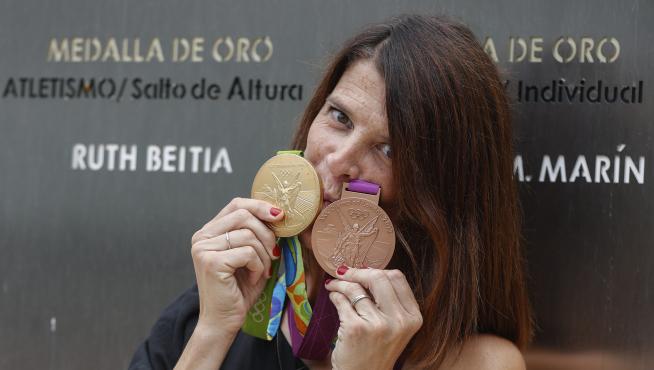 Beitia recibe la medalla de bronce de salto de altura de los Juegos de Londres 2012