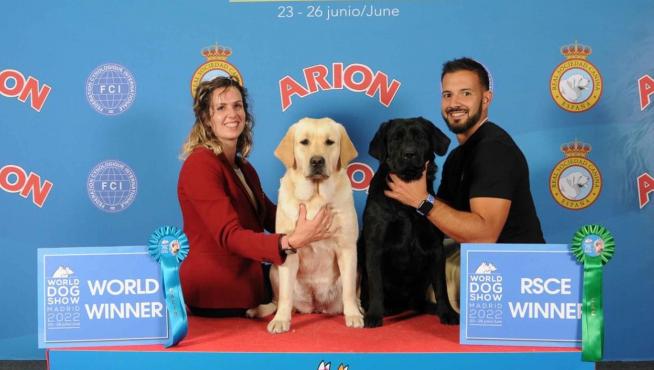 Cristina, Cocó, Eli y Nacho en la World Dog Show 2022 celebrada en Ifema, Madrid