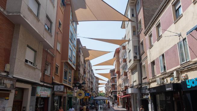 Instalación de toldos para dar sombra a la calle Delicias de Zaragoza
