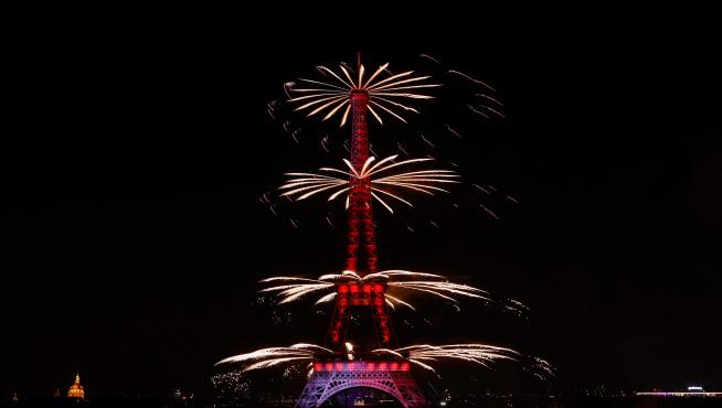 Fireworks explode around the Eiffel Tower during celebrations to mark Bastille Day, in Paris, France, July 14, 2022. REUTERS/Benoit Tessier FRANCE-NATIONALDAY/FIREWORKS