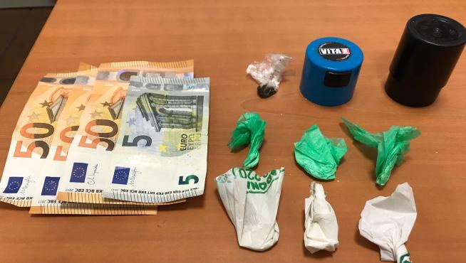 Drogas y dinero intervenido tras la actuación policial en Zaragoza.