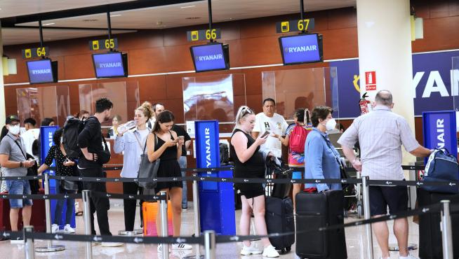 Las huelgas en Ryanair Jet provocan cancelaciones y retrasos en El Prat.