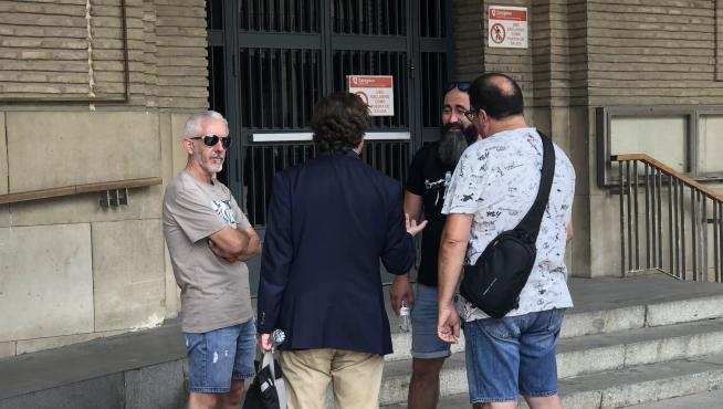 Guillermo Ríos, de espaldas, conversa este viernes con miembros del comité en la entrada del Ayuntamiento