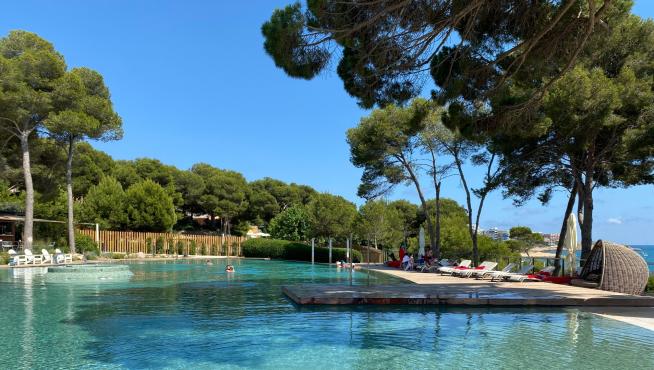 Una de las piscinas, rodeada del paisaje mediterráneo.