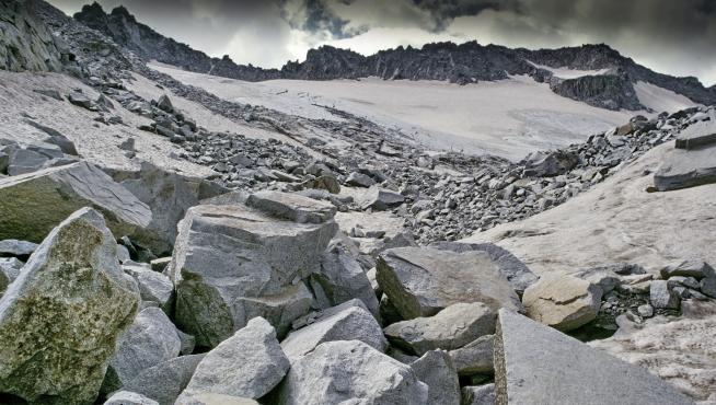 Glaciar de la Maladeta y morrenas terminales con bloques de granito.