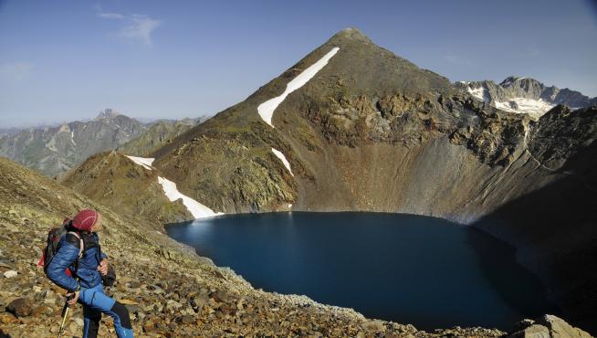 El collado y el ibón de Tebarray recuerdan a un cono volcánico relleno de agua fría.