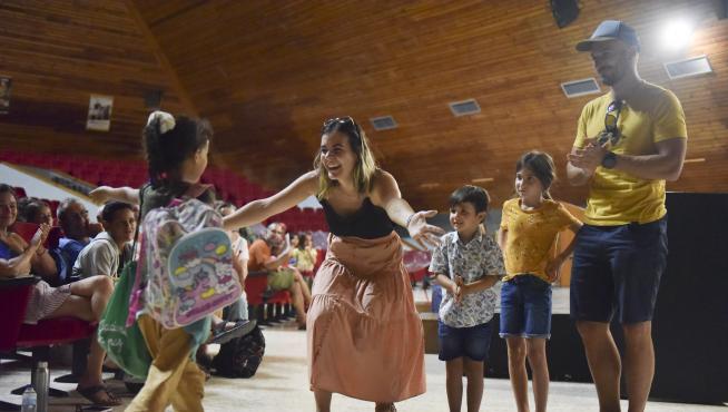Una de las familias de acogida de Huesca recibiendo con un gran abrazo a una niña saharaui.