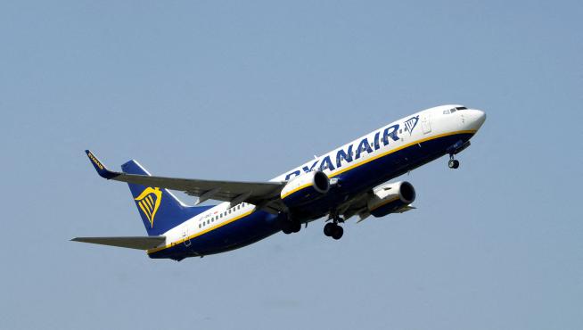 El avión Boeing 737-8AS de Ryanair despega del aeropuerto internacional de Riga