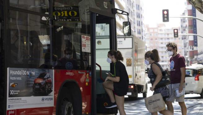 Usuarios subiendo al autobús en Zaragoza durante la huelga en julio de 2022