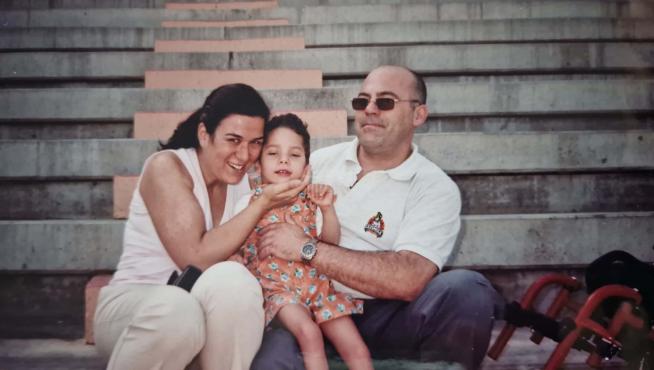Lucía falleció de leucodistrofia cromática en 2010. En la imagen, con sus padres.