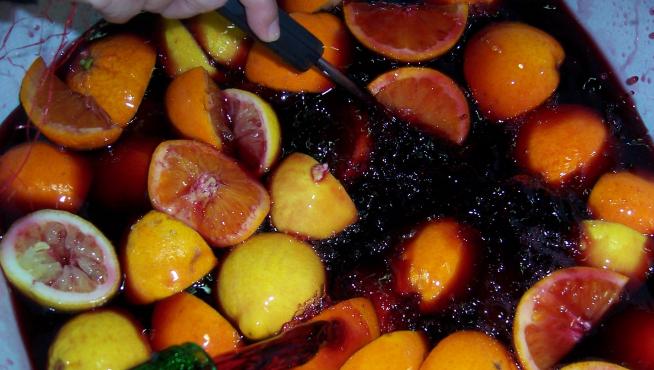 Preparación del zurracapote, con frutas incluidas en este caso.
