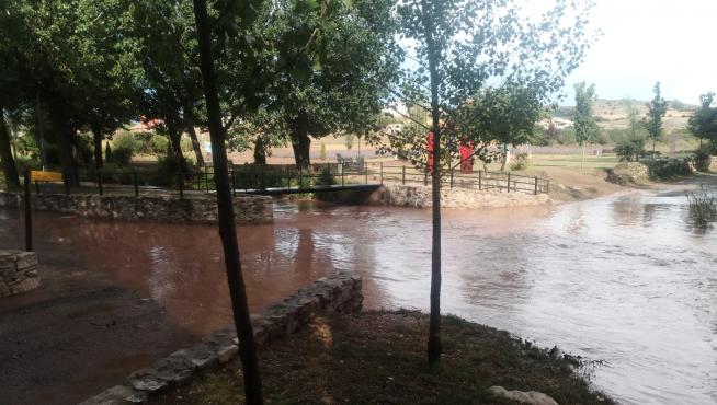 El caudal del Mijares ha crecido este miércoles a su paso por Cedrillas tras la tormenta registrada por la tarde.