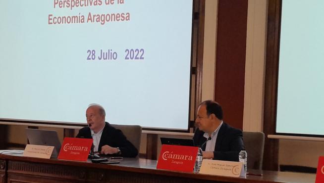 El catedrático de Análisis Económico, Marcos Sanso, junto al director general de Cámara de Zaragoza, José Miguel Sánchez.