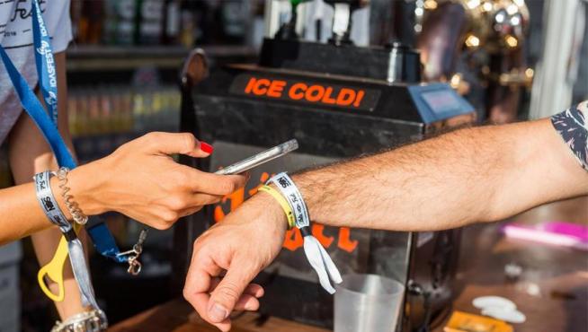 Las pulseras cashless con sistema RFID son cada vez más comunes en los grandes festivales de música.