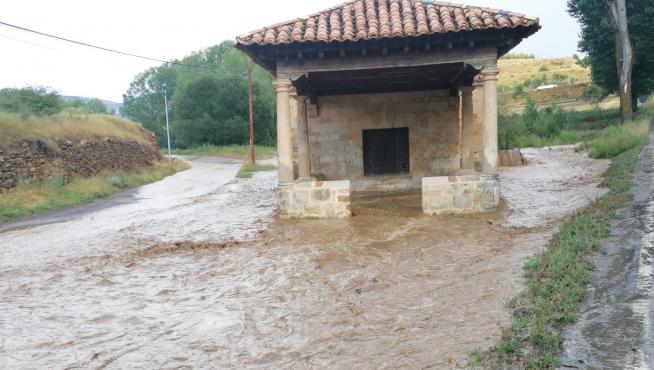 La ermita de la Virgen de Loreto de Villarroya de los Pinares, rodeada de agua al desbordarse el Guadalope.