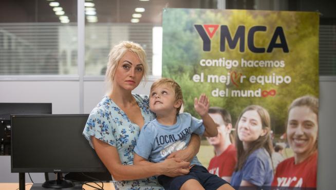 Ganna Gerasymova y su hijo Antón, de 5 años, en la sede de la asociación YMCA