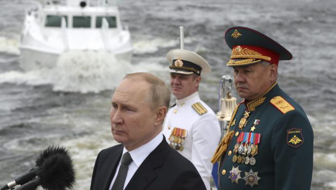Putin, este domingo junto al ministro de Defensa, Sergei Shoigu, durante la presentación de la doctrina naval de Rusia. RUSSIA NAVY DAY