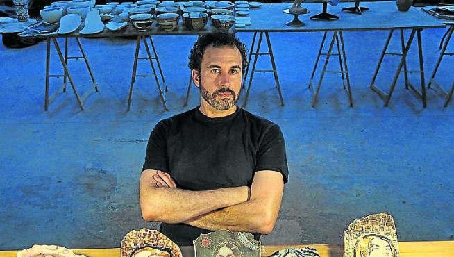Néstor Pablo Roldán, con sus cerámicas.