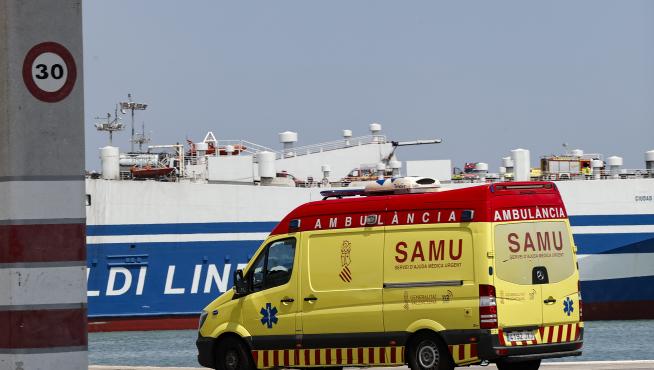 Siete afectados por inhalación de humo en el incendio de un barco en Valencia.