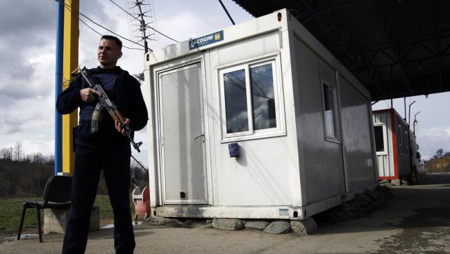 Un guardia armado en la frontera entre Kosovo y Serbia.