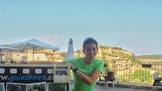 Clara Santos, con el pueblo de Alquézar a su espalda.
