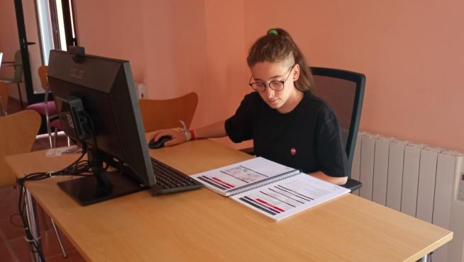 Paula Iruzubieta se encarga de catalogar los bienes de Gea de Albarracín.