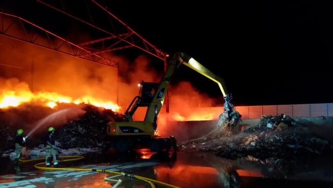 Incendio en una empresa de gestión de residuos de La Puebla.