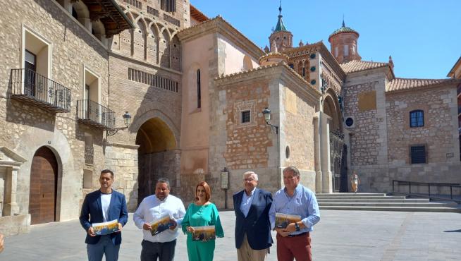 Los representantes de la empresa Hispania Silva, con responsables municipales en la plaza de la Catedral de Teruel.