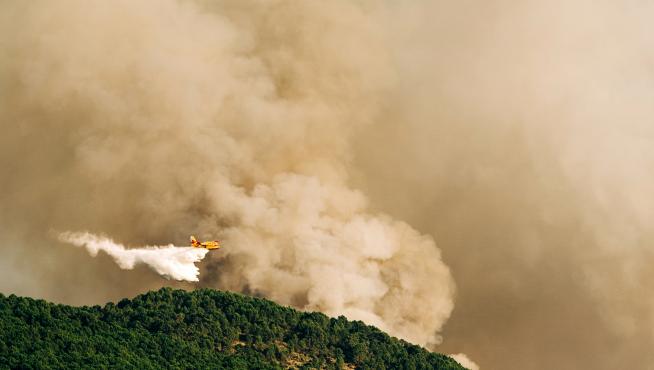 Dieciocho medios aéreos luchan para extinguir el fuego al sur de Ávila