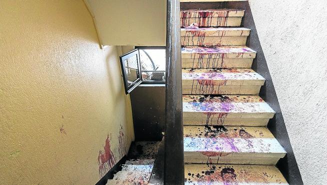 El violento crimen se produjo el pasado 23 de junio en las escaleras de este edificio de Las Delicias.