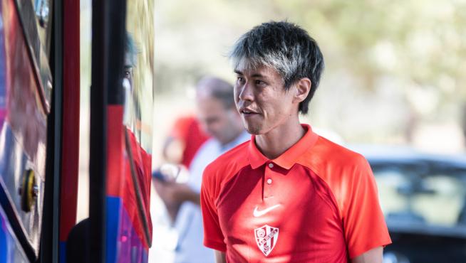 Hashimoto se sube al autobús de la SD Huesca para viajar a Valencia.