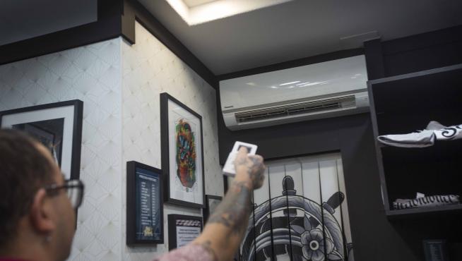Hugo Gómez, de 'Old School Tattoo', enciende el aire acondicionado a 27ºC.