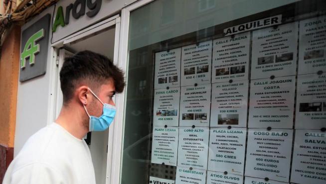 Un joven mirando viviendas en alquiler en Huesca.