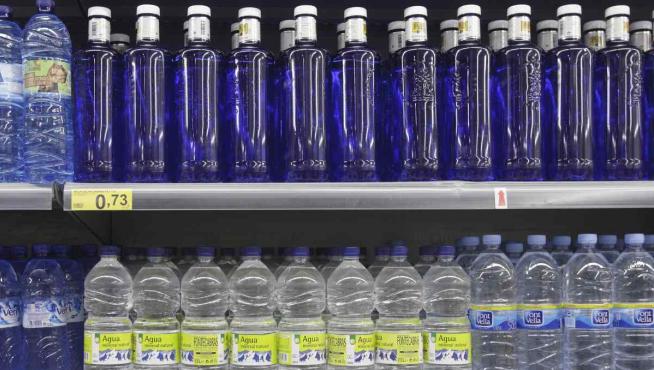 Botellas de agua en un supermercado de Zaragoza.