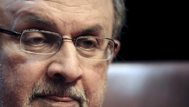Salman Rushdie, fue apuñalado este viernes en Nueva York.