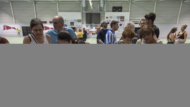 Los desalojados por el incendio, ayer, en el polideportivo de Borja.