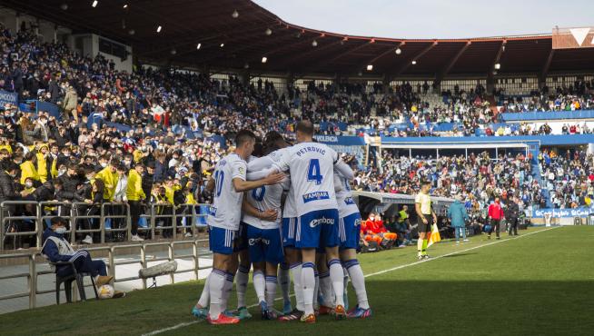 Los jugadores del Real Zaragoza celebran un gol en La Romareda la última temporada.