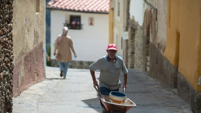 Vuelta a casa de los vecinos tras el incendio en Añón de Moncayo.
