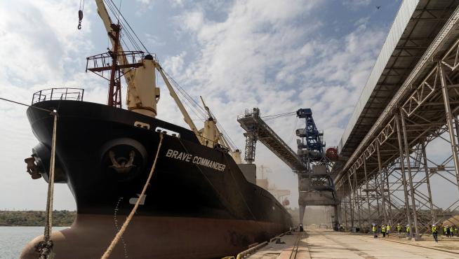 Un barco libanés trabajo en un puerto ucraniano tras reabrirse el tráfico de grano.
