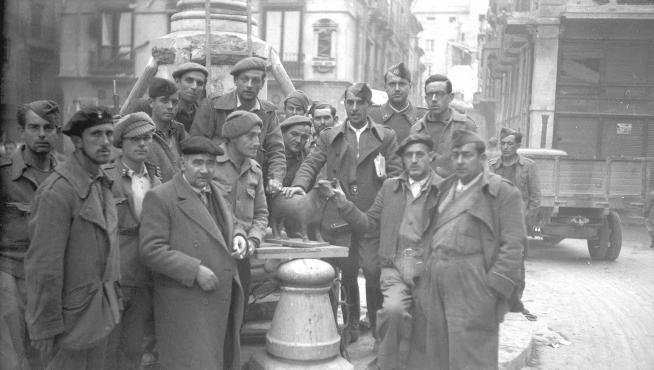 Militares y autoridades franquistas posan en Teruel junto al Torico recién recuperado en 1938.