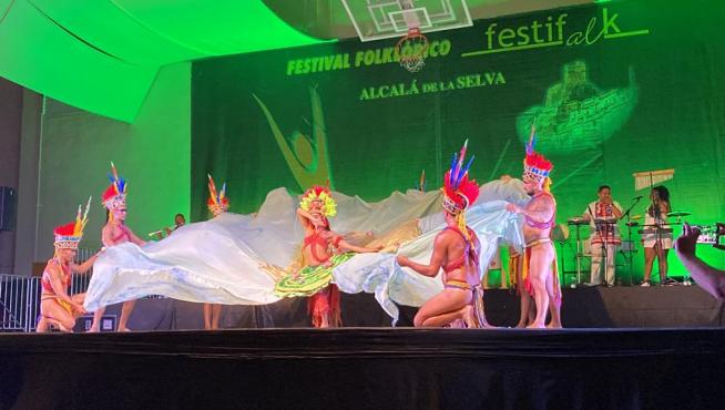 El Ballet Folklórico “Amazonia” de Brasil, durante su actuación en Alcalá de la Selva.