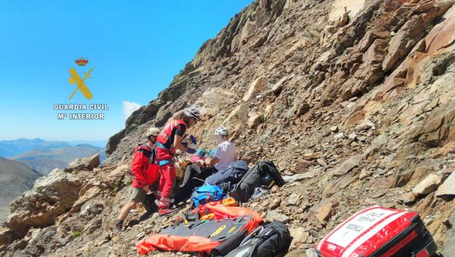 El operativo de rescate atiende a la montañera que cayó 100 metros antes de ser evacuada en helicóptero.
