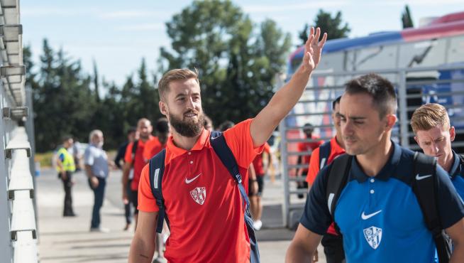 Pulido saluda a los aficionados en la llegada de la SD Huesca a El Alcoraz.