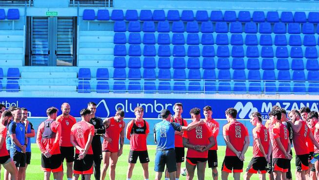 El Cuco Ziganda da instrucciones durante el entrenamiento del pasado jueves en El Alcoraz.