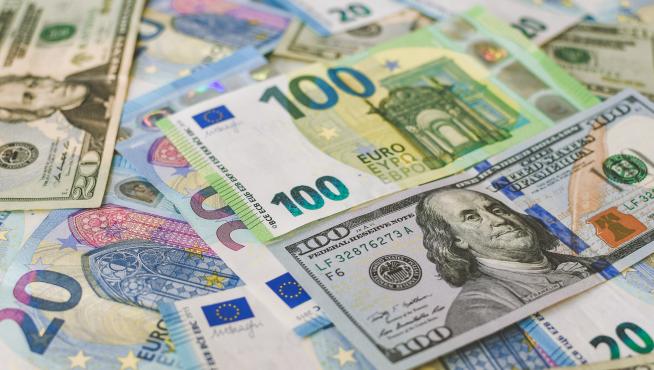 Billetes de euro y de dolar