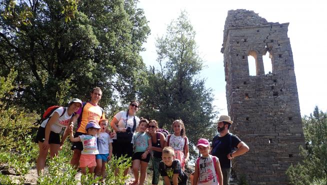 Un grupo de excursionistas, junto a la atalaya de Morillo de Tou, en ruinas.