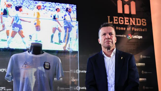 Lothar Matthaus dona al Museo Legends de la camiseta que le dio Maradona tras la final del Mundial de México'86
