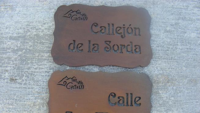 Placas con el nombre de las calles de Gavín que se colocarán en septiembre.